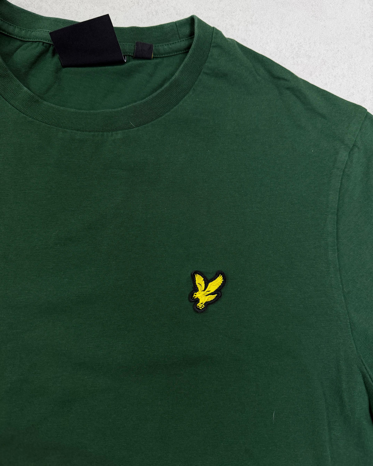 Lyle & Scott T-Shirt Dunkelgrün mit Adler – Detail