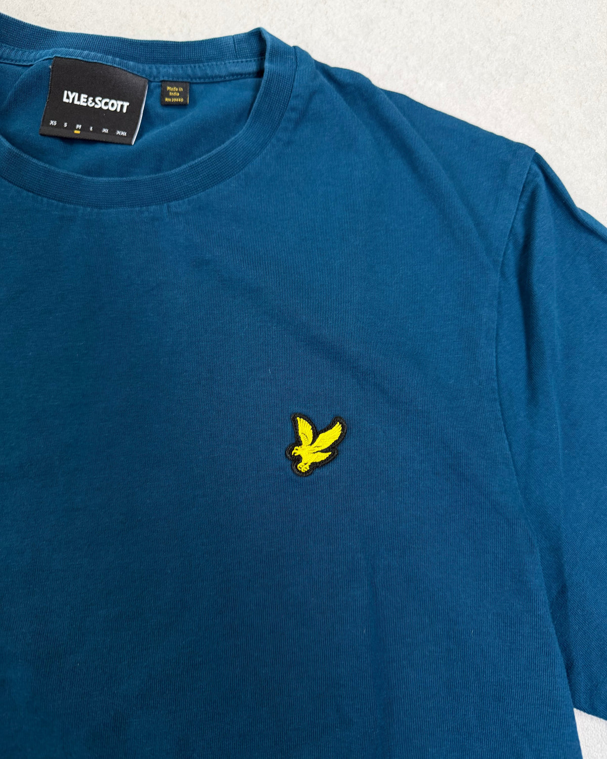 Lyle & Scott T-Shirt Petrolblau mit Adler – Detail