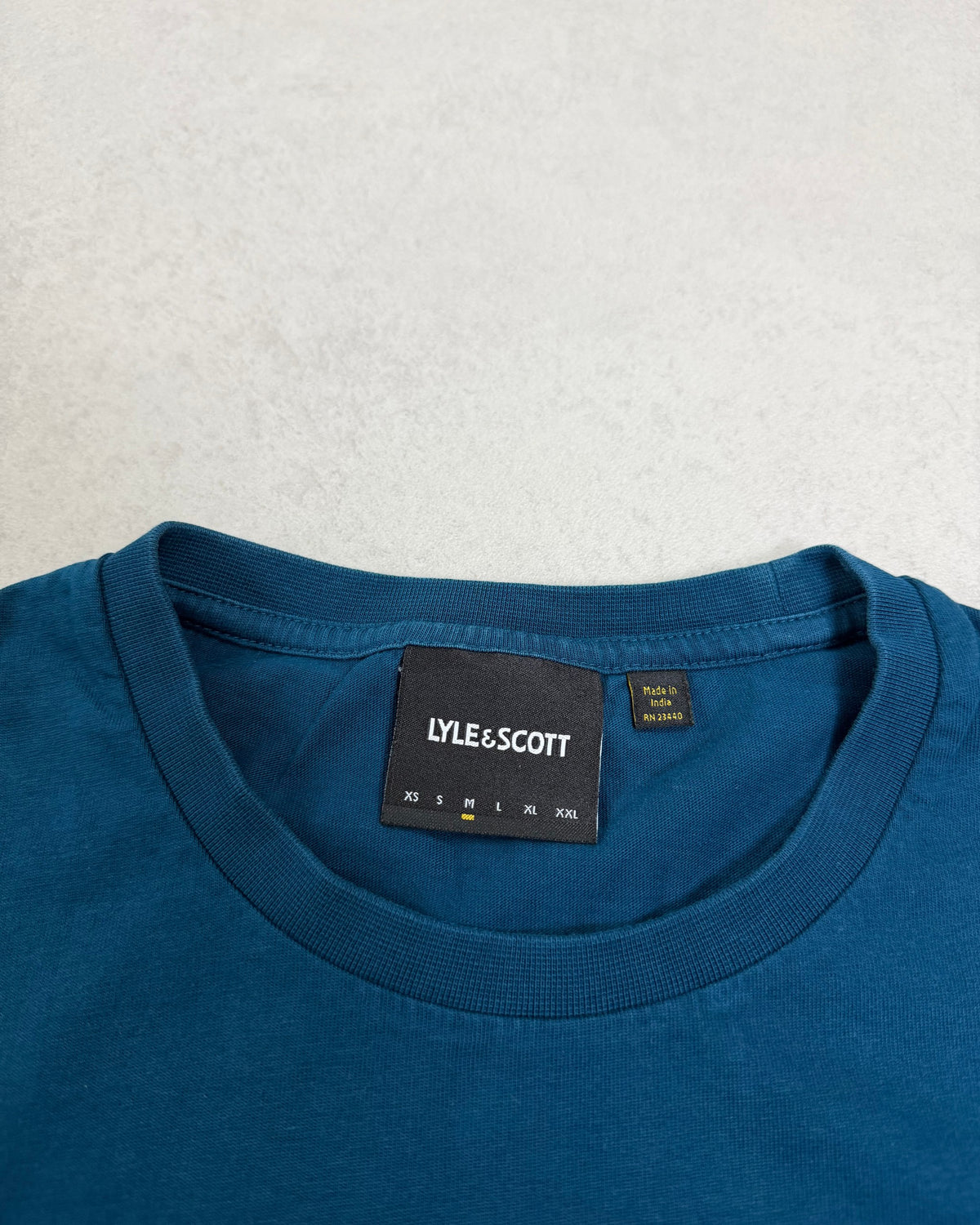 Lyle & Scott T-Shirt Petrolblau mit Adler – Etikett