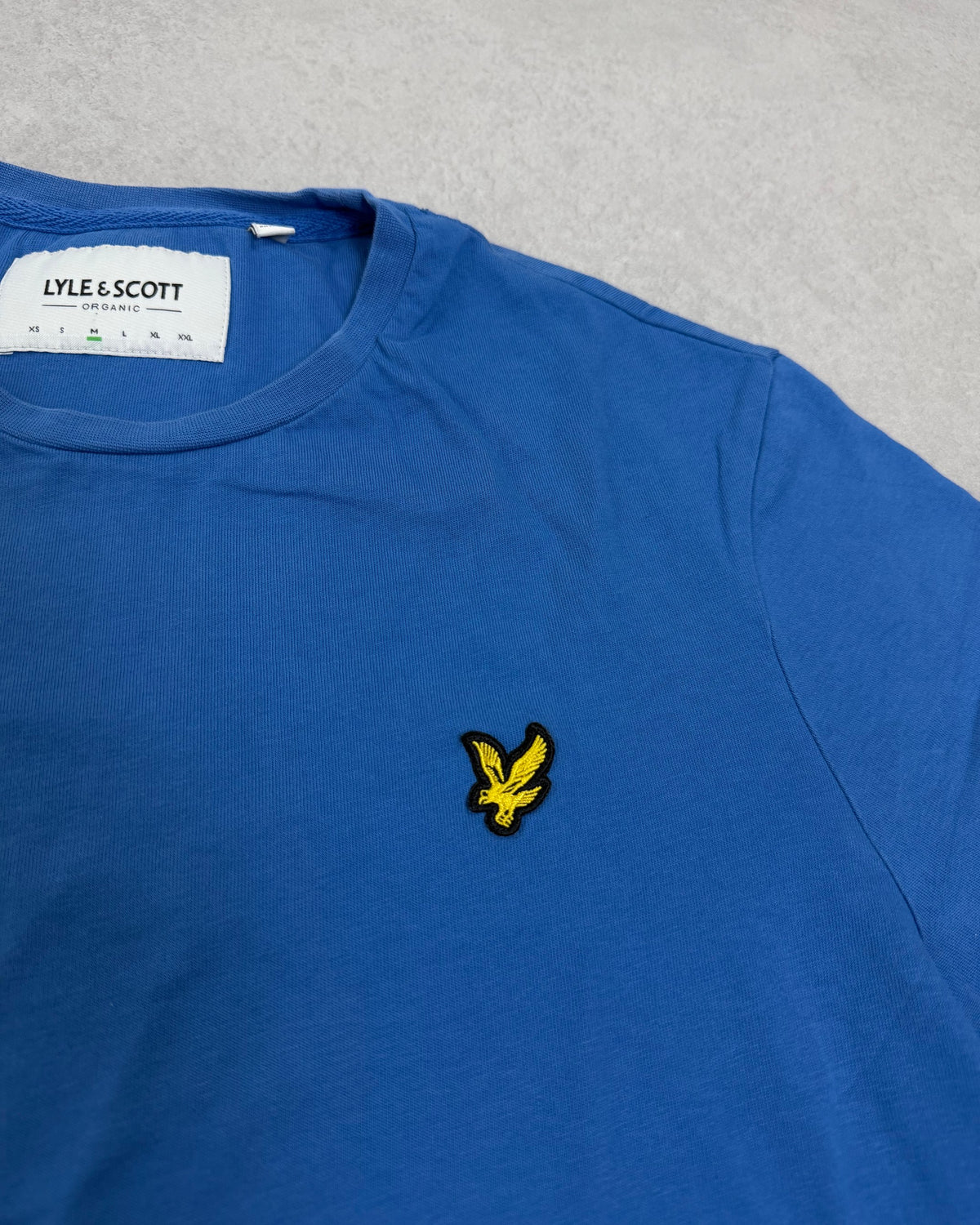 Lyle & Scott T-Shirt Royalblau mit Adler – Detail