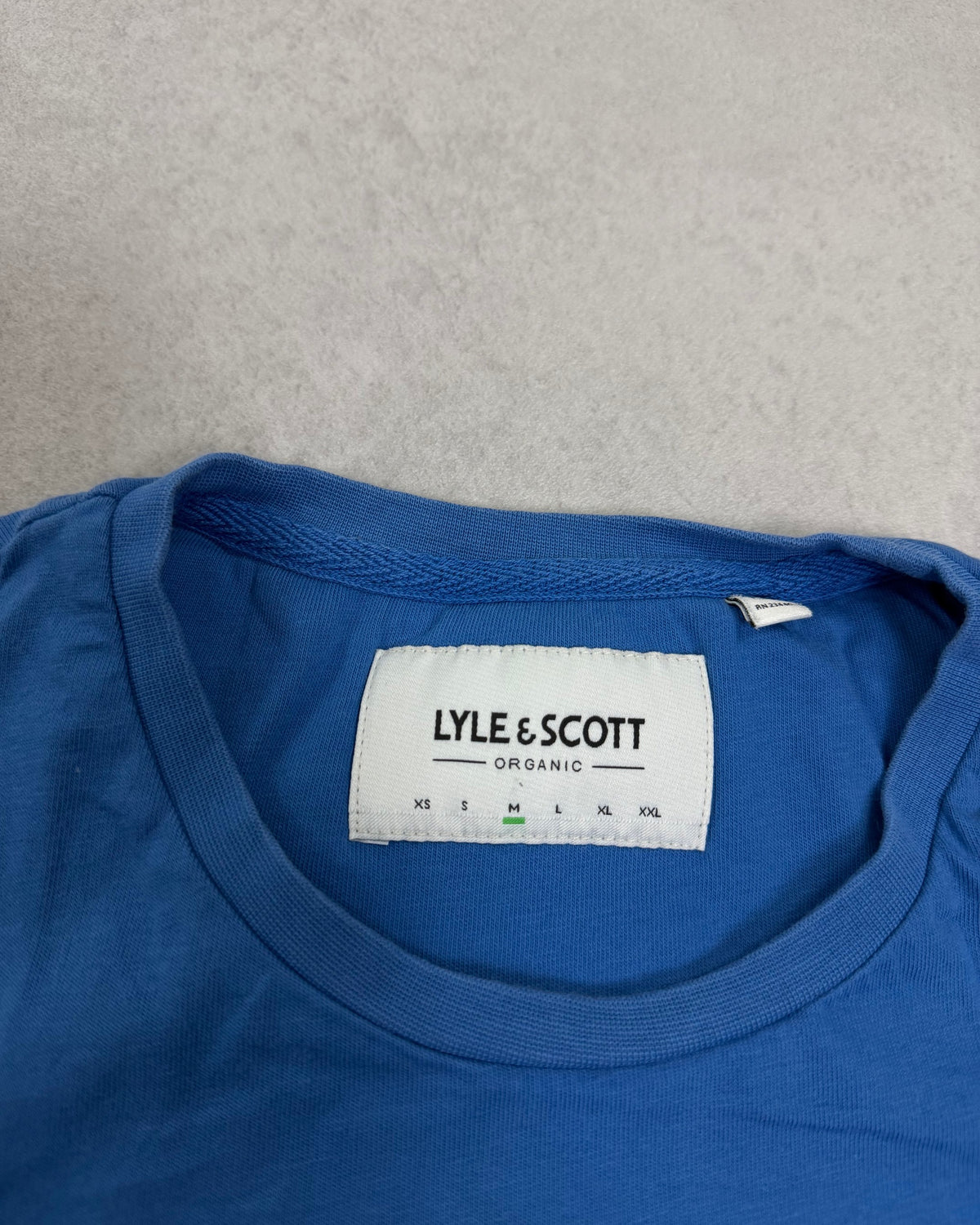 Lyle & Scott T-Shirt Royalblau mit Adler – Etikett