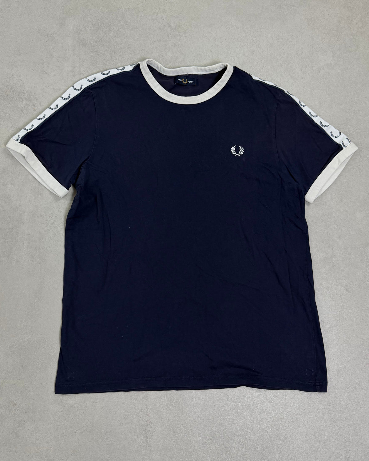 Fred Perry Taped T-Shirt Navy mit weißen Bündchen – Vorderseite