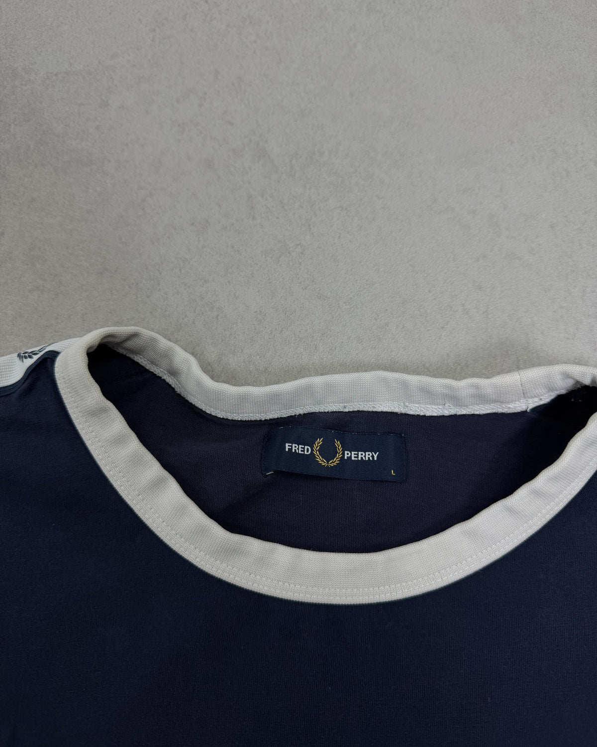 Fred Perry Taped T-Shirt Navy mit weißen Bündchen – Etikett