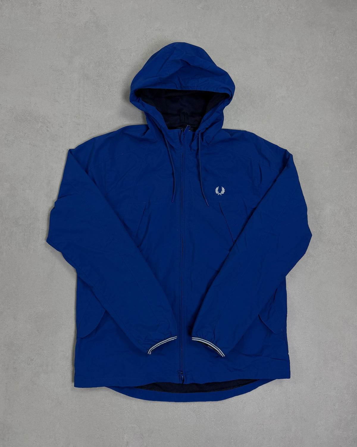 Fred Perry Windjacke Royalblau mit Kapuze – Vorderseite