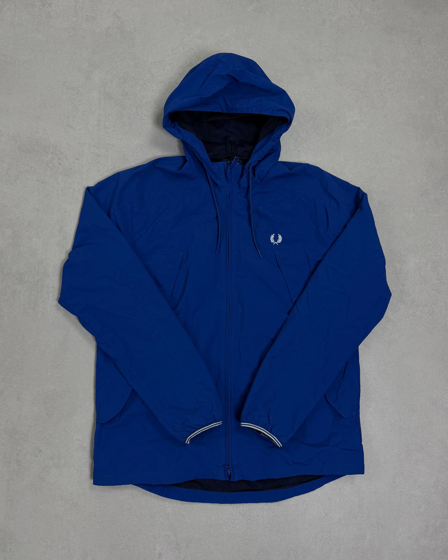 Fred Perry Windjacke Royalblau mit Kapuze – Vorderseite