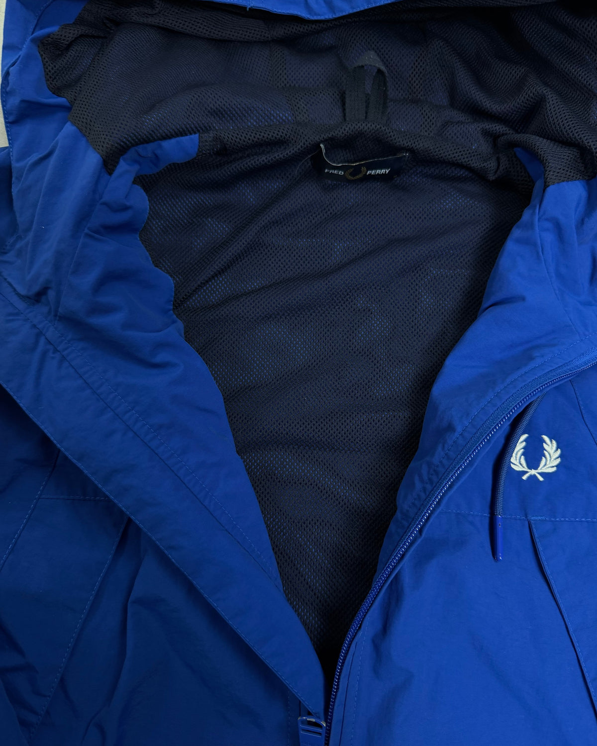 Fred Perry Windjacke Royalblau mit Kapuze – Detail