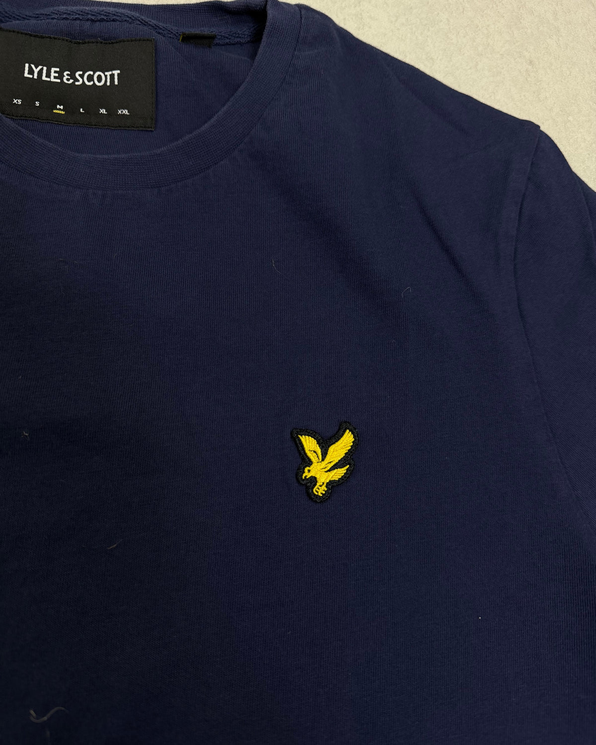 Lyle & Scott T-Shirt Navy mit Adler – Detail