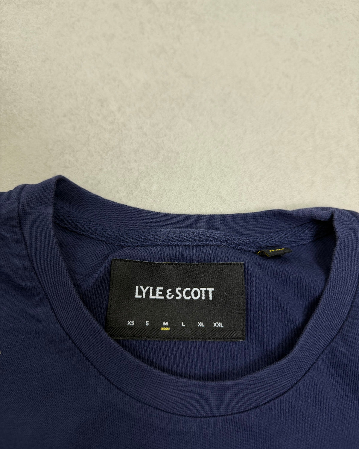Lyle & Scott T-Shirt Navy mit Adler – Etikett
