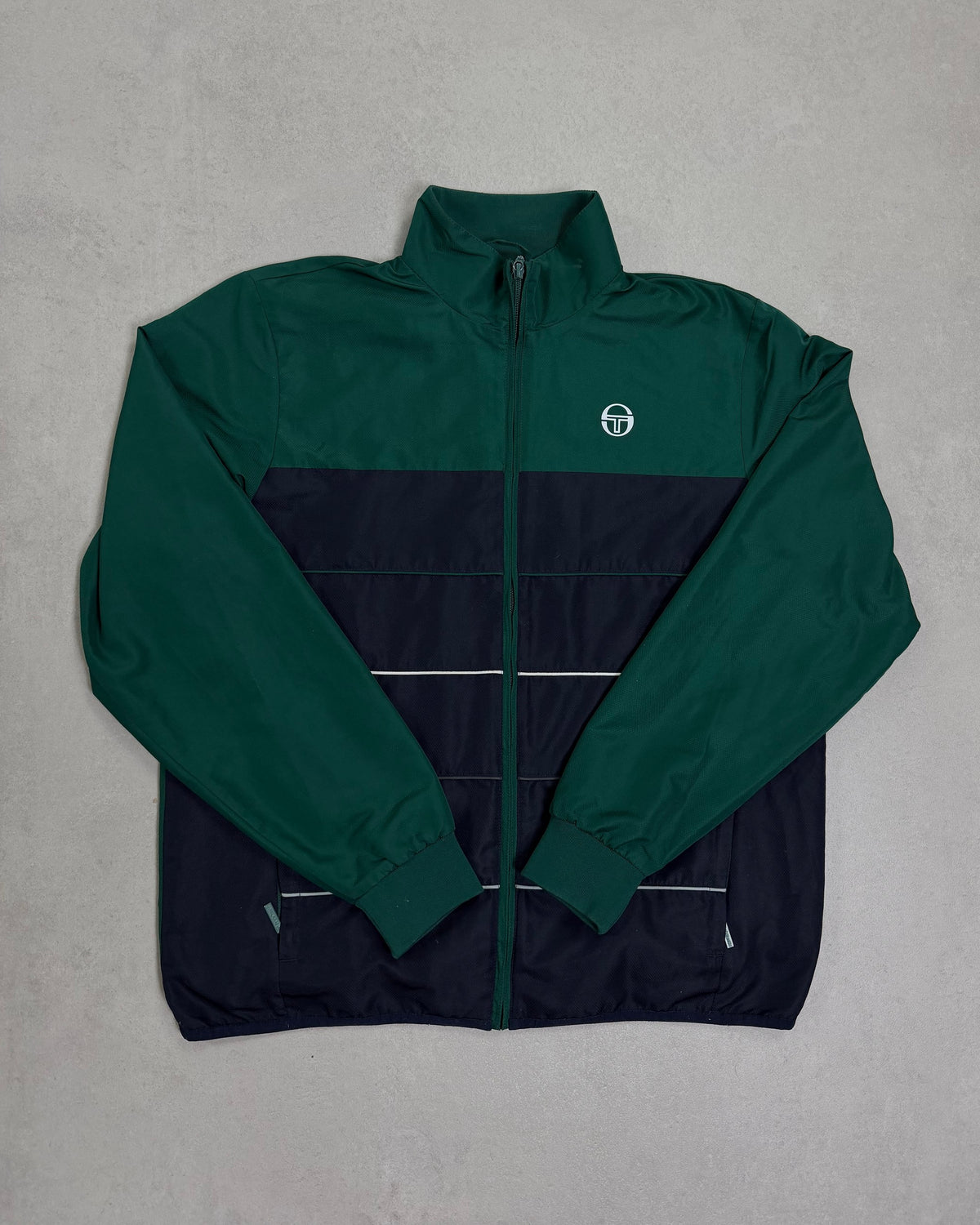 Sergio Tacchini Trainingsjacke Grün mit Navy-Brustblock – Vorderseite
