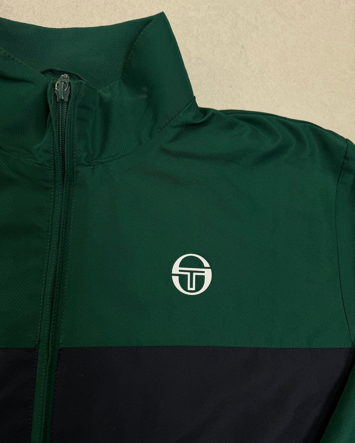 Sergio Tacchini Trainingsjacke Grün mit Navy-Brustblock – Detail