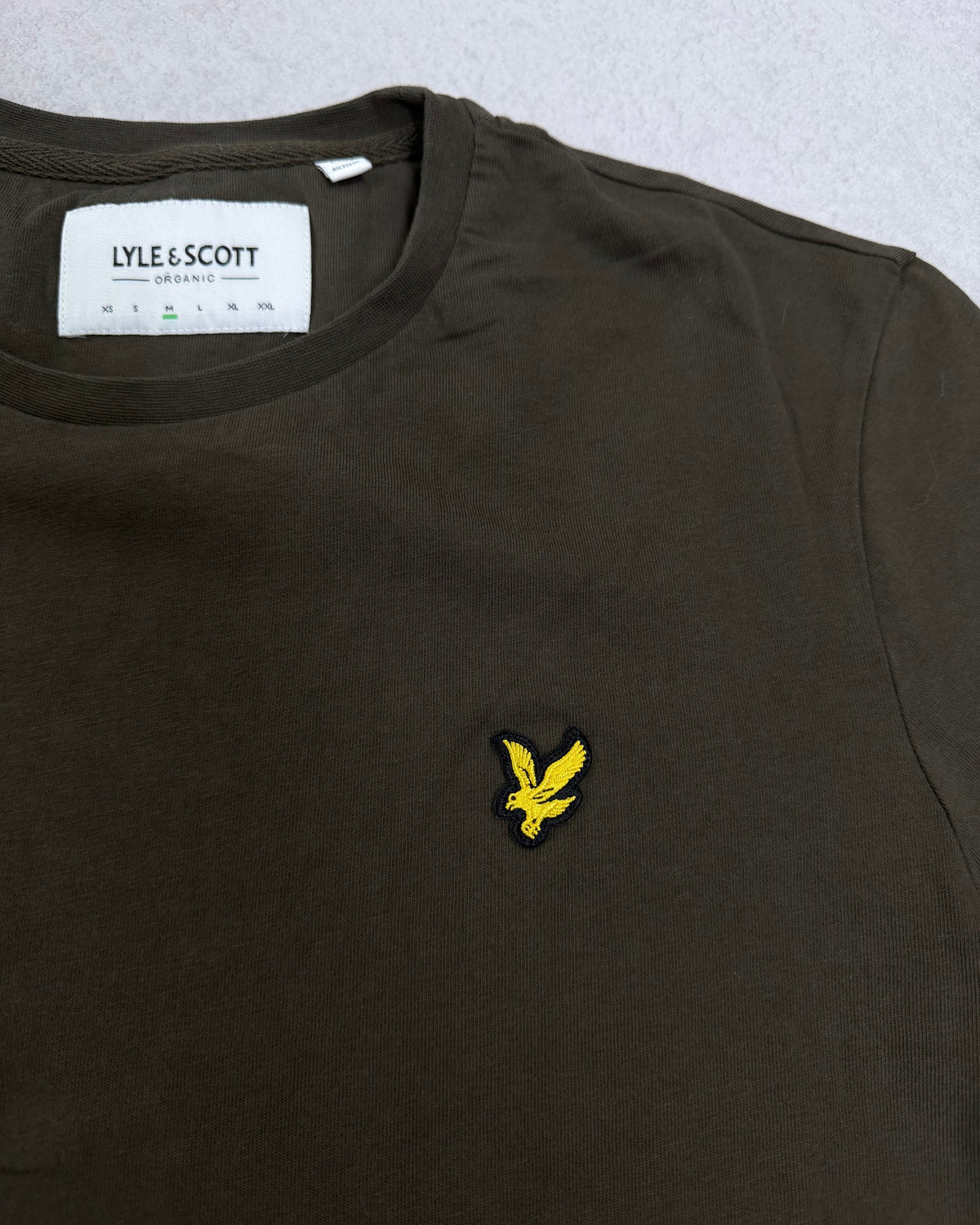 Lyle & Scott T-Shirt Oliv mit Adler – Detail