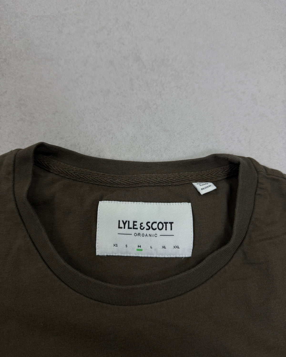 Lyle & Scott T-Shirt Oliv mit Adler – Etikett