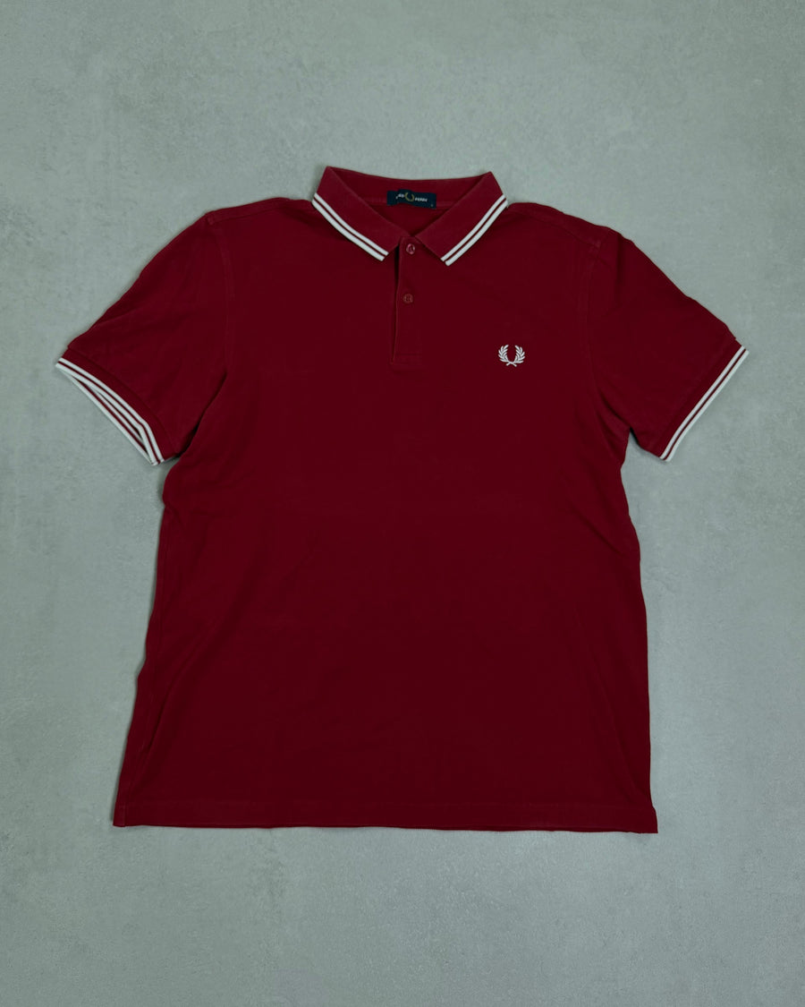 Fred Perry Poloshirt Rot mit weißen Doppelstreifen – Vorderseite