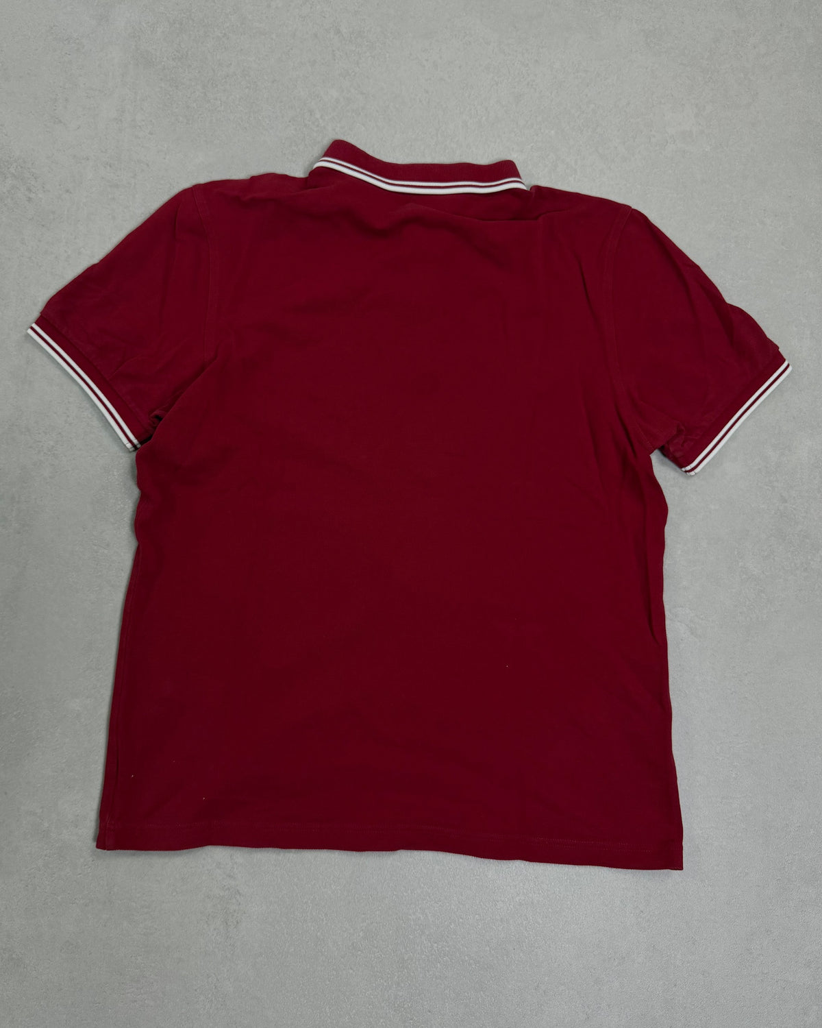 Fred Perry Poloshirt Rot mit weißen Doppelstreifen – Rückseite