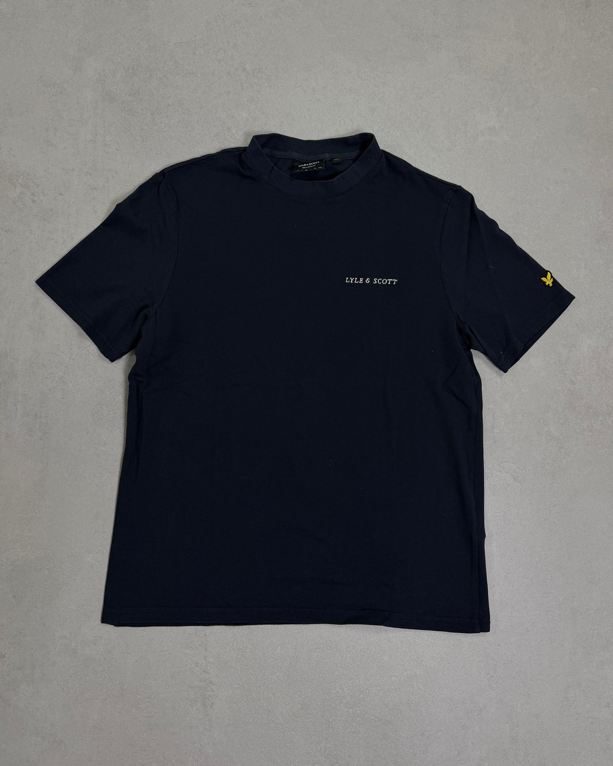 Lyle & Scott T-Shirt Schwarz mit kleinem Schriftzug – Vorderseite