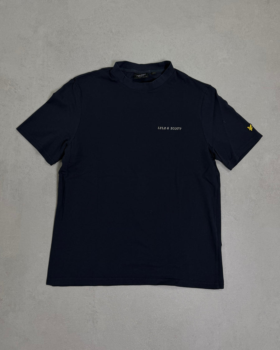 Lyle & Scott T-Shirt Schwarz mit kleinem Schriftzug – Vorderseite
