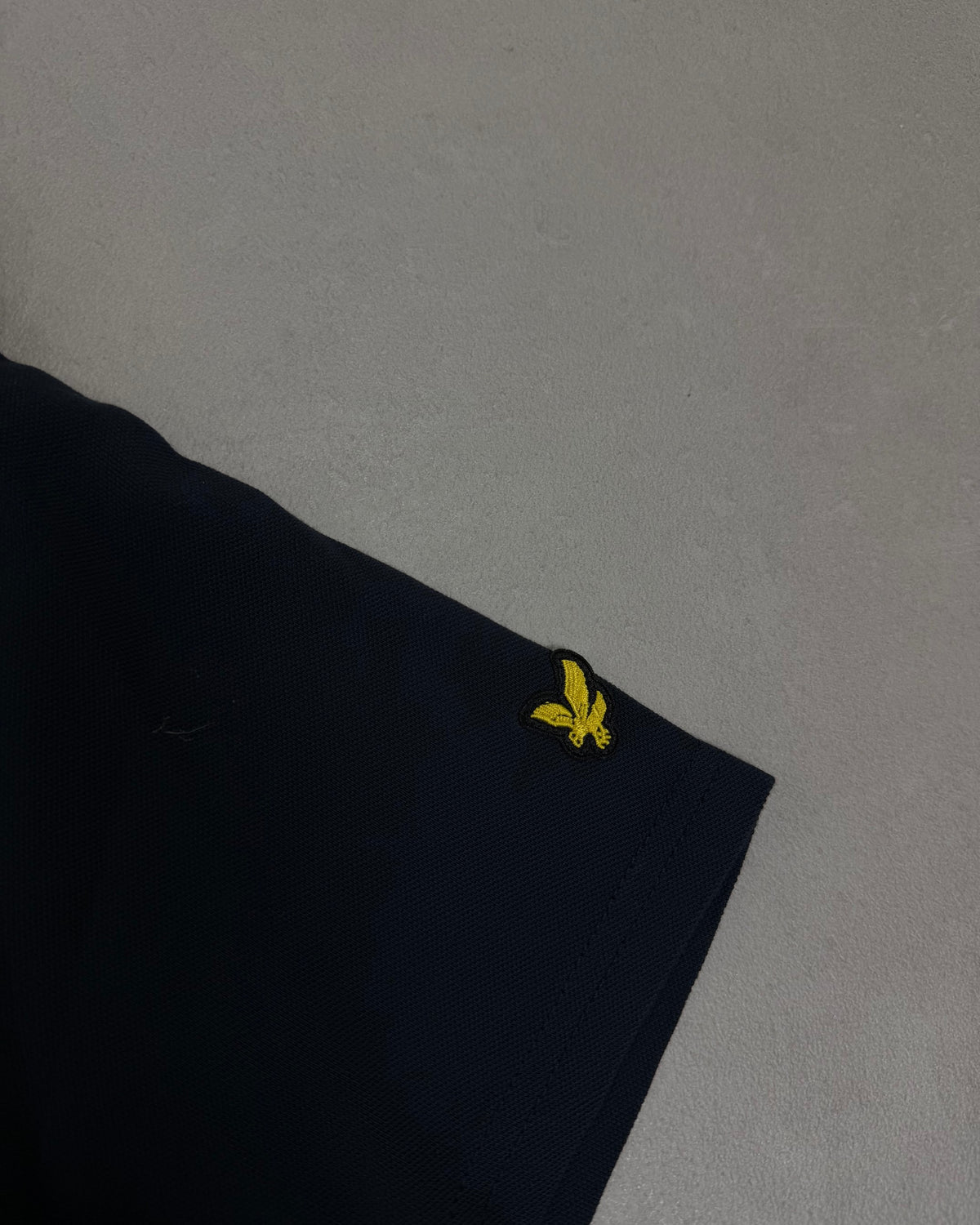 Lyle & Scott T-Shirt Schwarz mit kleinem Schriftzug – Detail