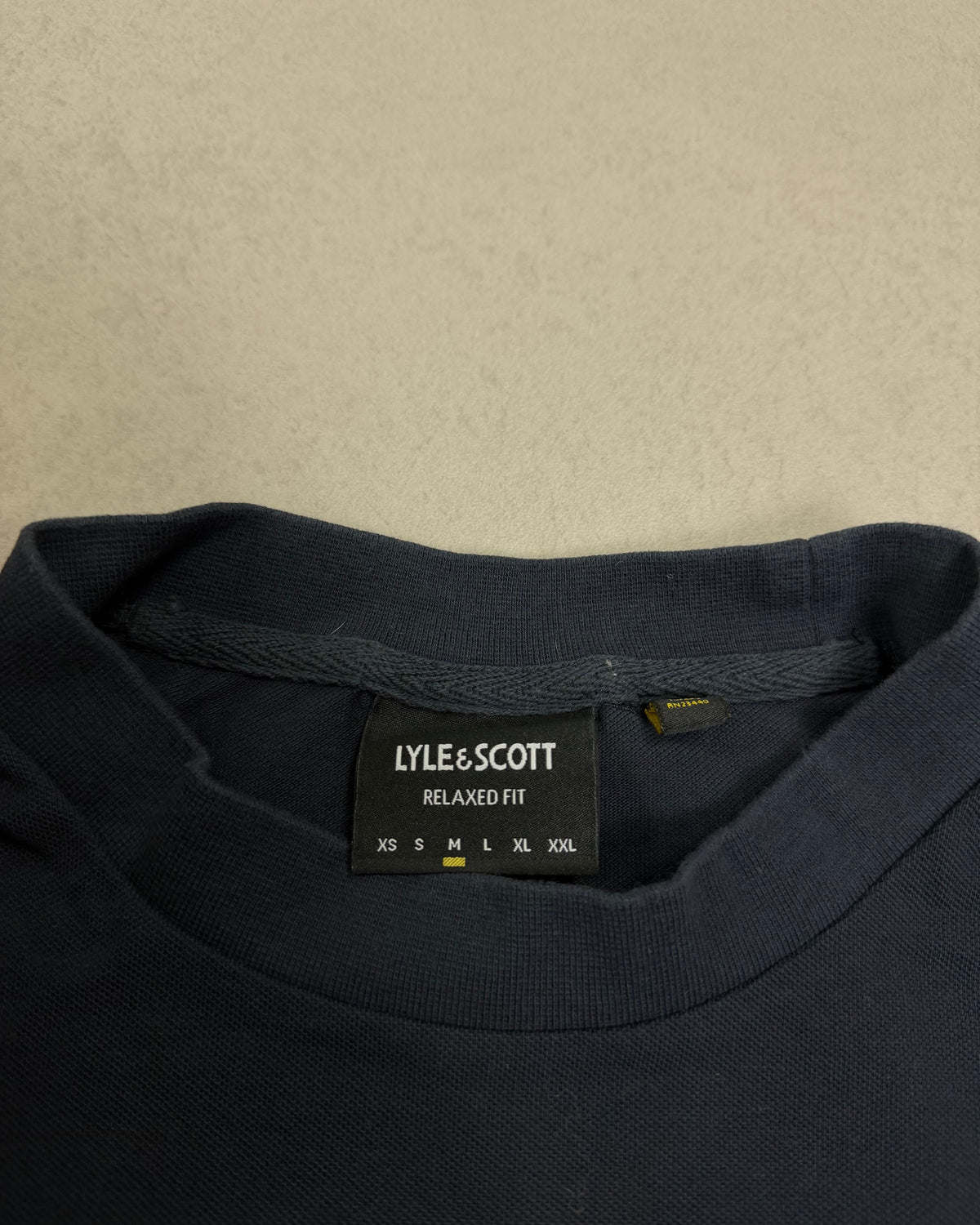 Lyle & Scott T-Shirt Schwarz mit kleinem Schriftzug – Etikett