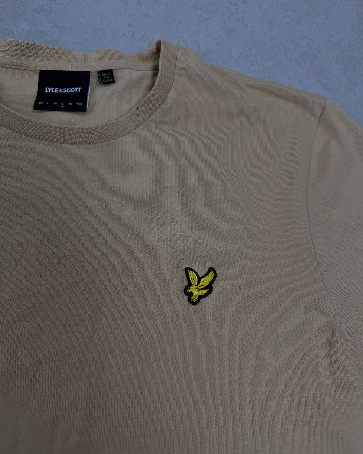 Lyle & Scott T-Shirt Beige mit Adler – Detail