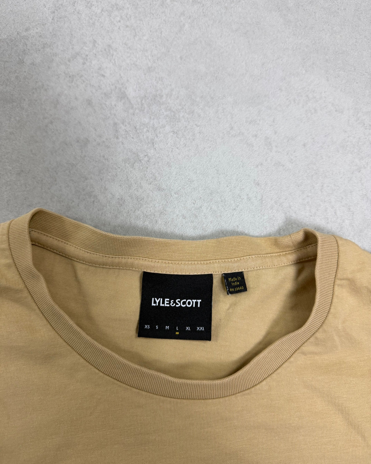 Lyle & Scott T-Shirt Beige mit Adler – Etikett