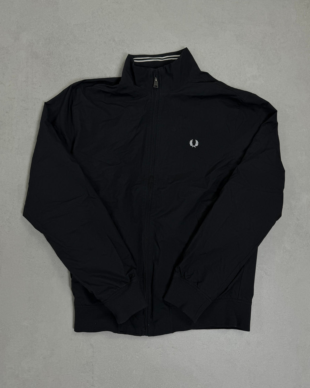 Fred Perry Trainingsjacke Schwarz mit Tipping-Kragen – Vorderseite