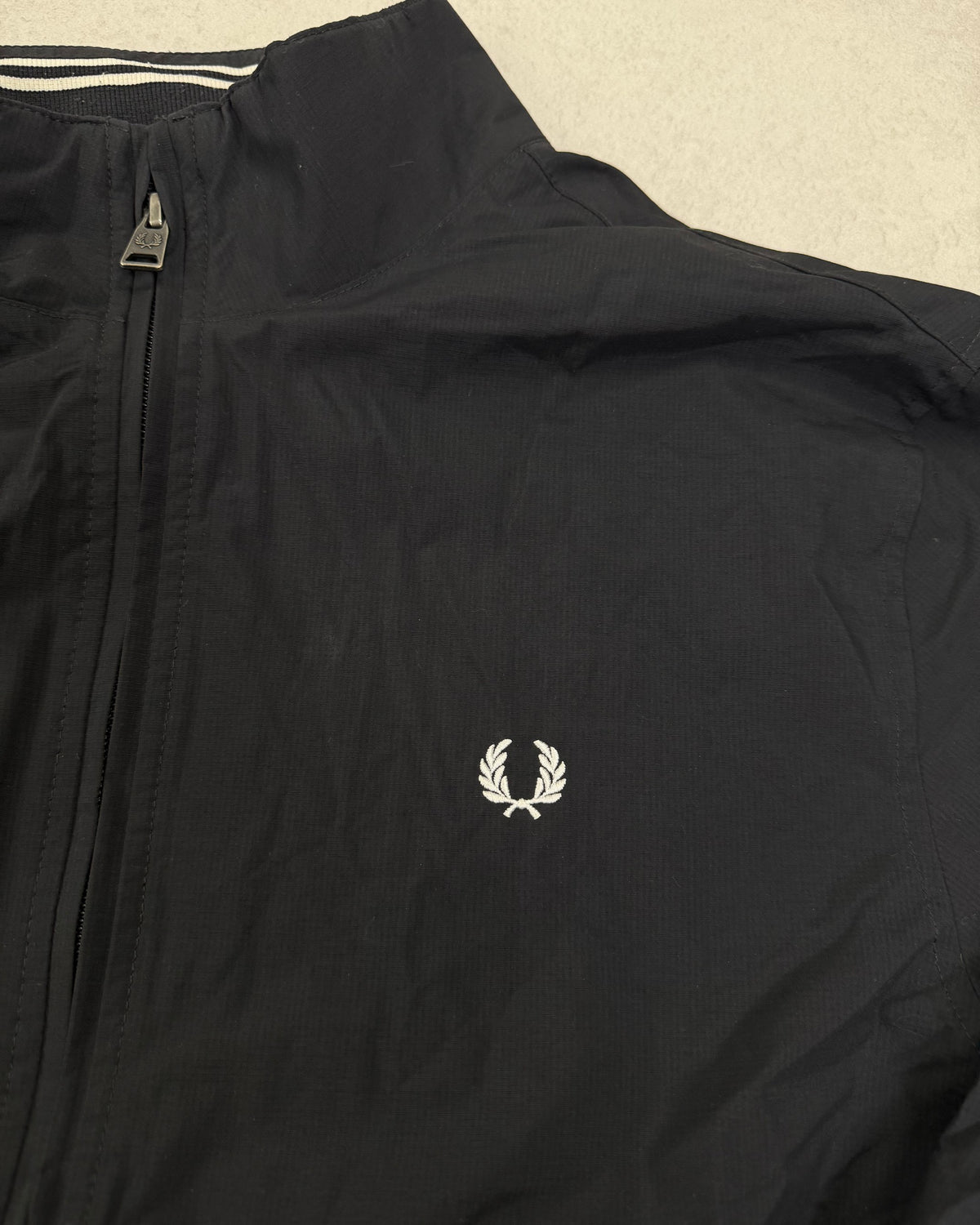 Fred Perry Trainingsjacke Schwarz mit Tipping-Kragen – Detail