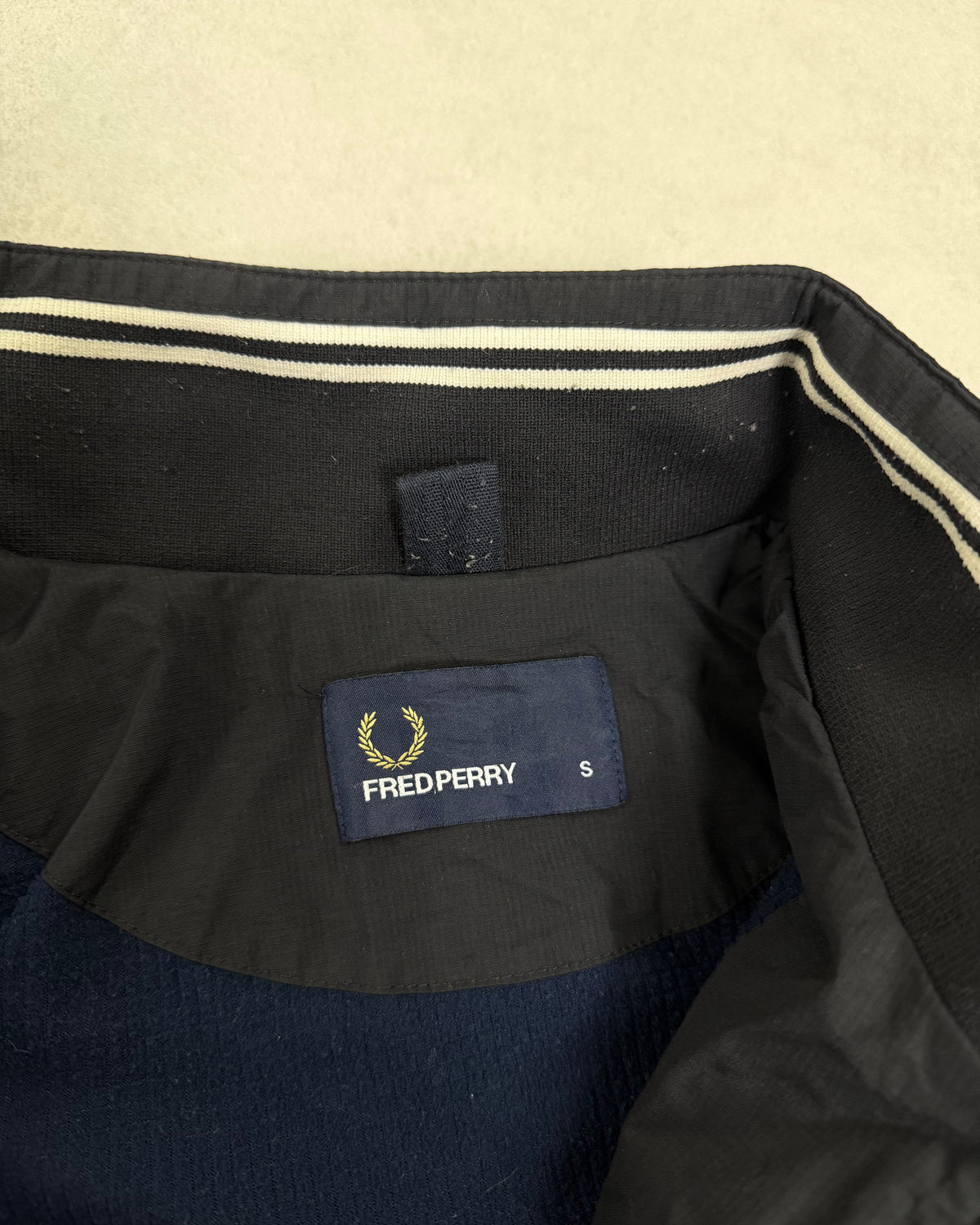 Fred Perry Trainingsjacke Schwarz mit Tipping-Kragen – Etikett