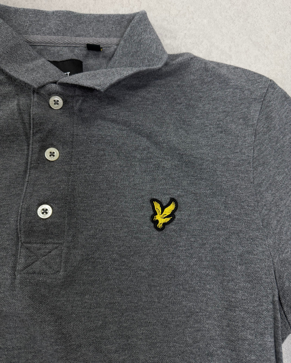 Lyle & Scott Poloshirt Grau meliert mit Adler – Detail