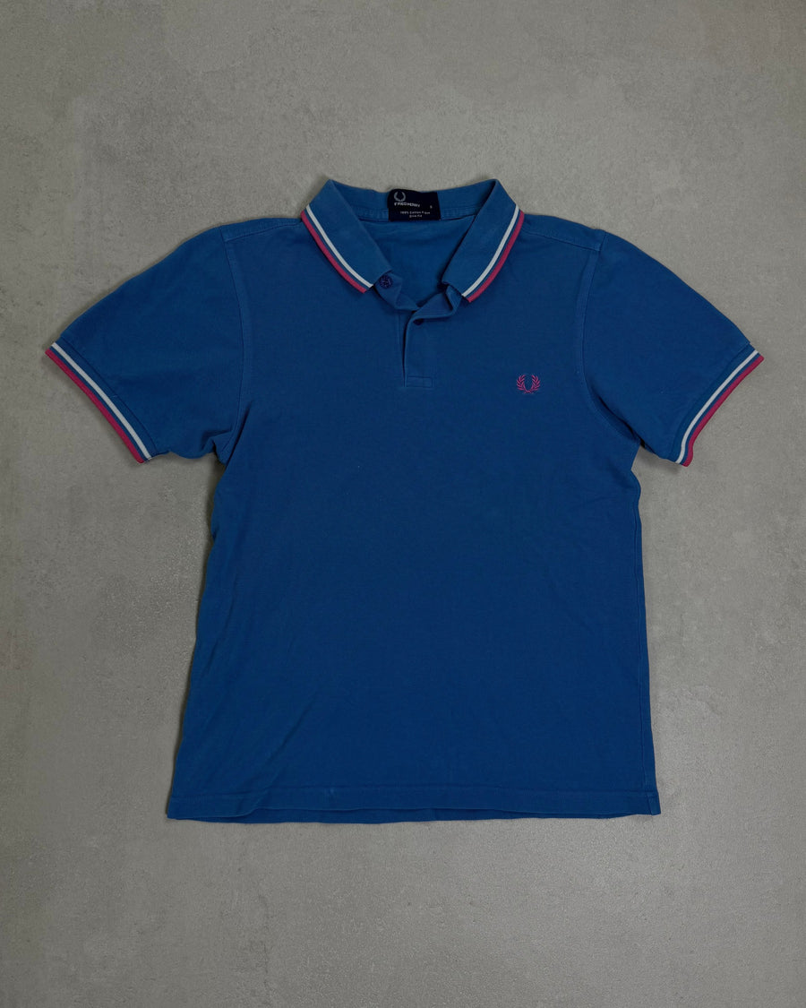 Fred Perry Poloshirt Blau mit rosa Tipping – Vorderseite