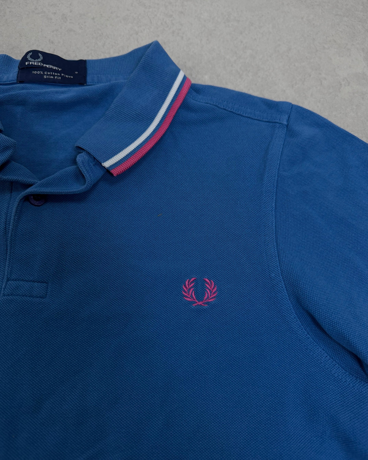 Fred Perry Poloshirt Blau mit rosa Tipping – Detail