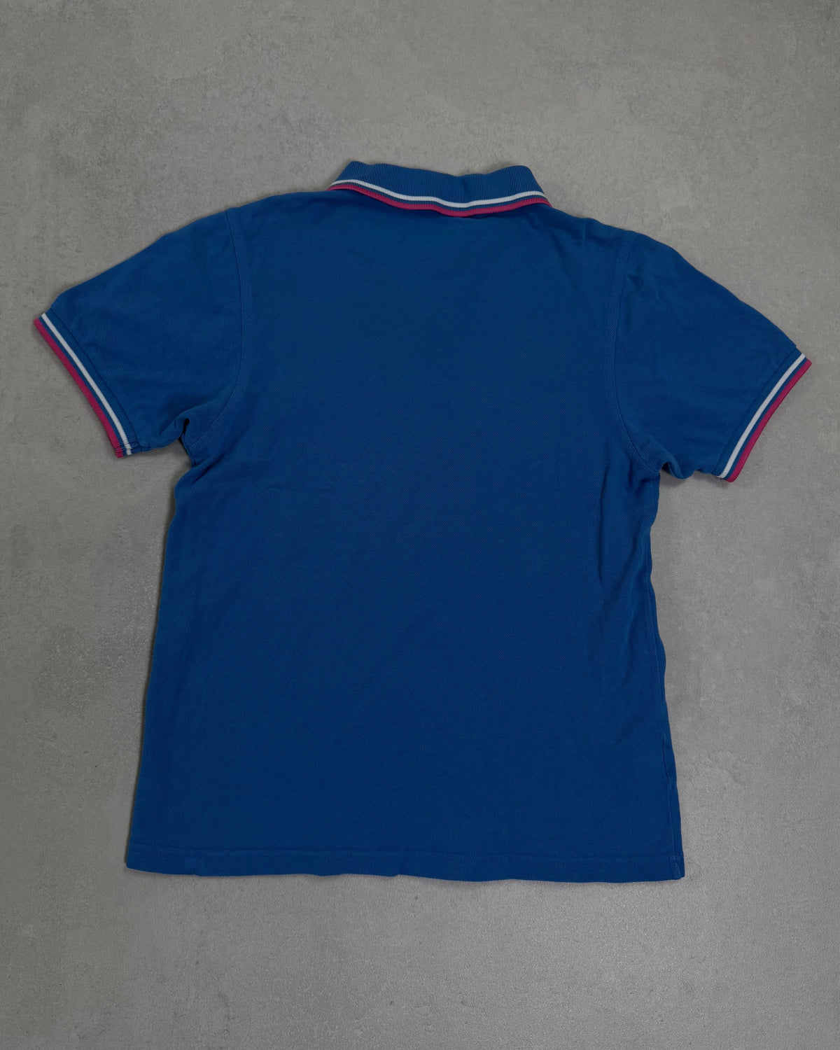 Fred Perry Poloshirt Blau mit rosa Tipping – Rückseite