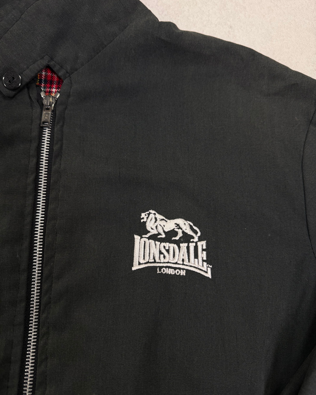 Lonsdale Harrington-Jacke Schwarz mit Tartan-Futter – Detail