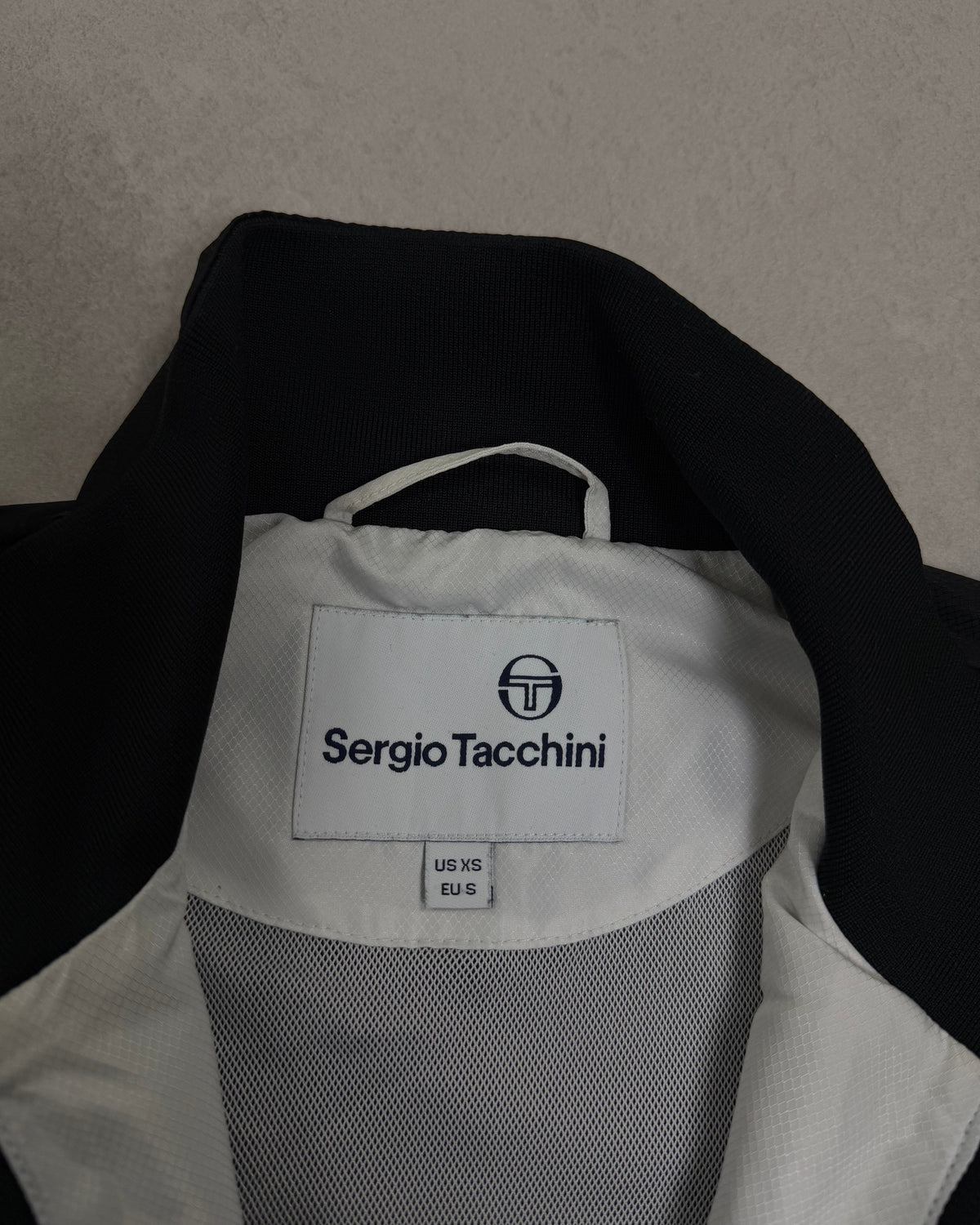 Sergio Tacchini Trainingsjacke Schwarz-Weiß mit gelbem Logo – Etikett