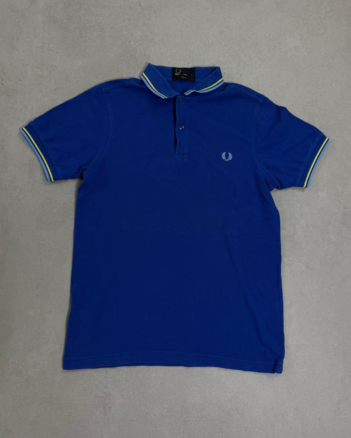 Fred Perry Poloshirt Royalblau mit gelbem Tipping – Vorderseite