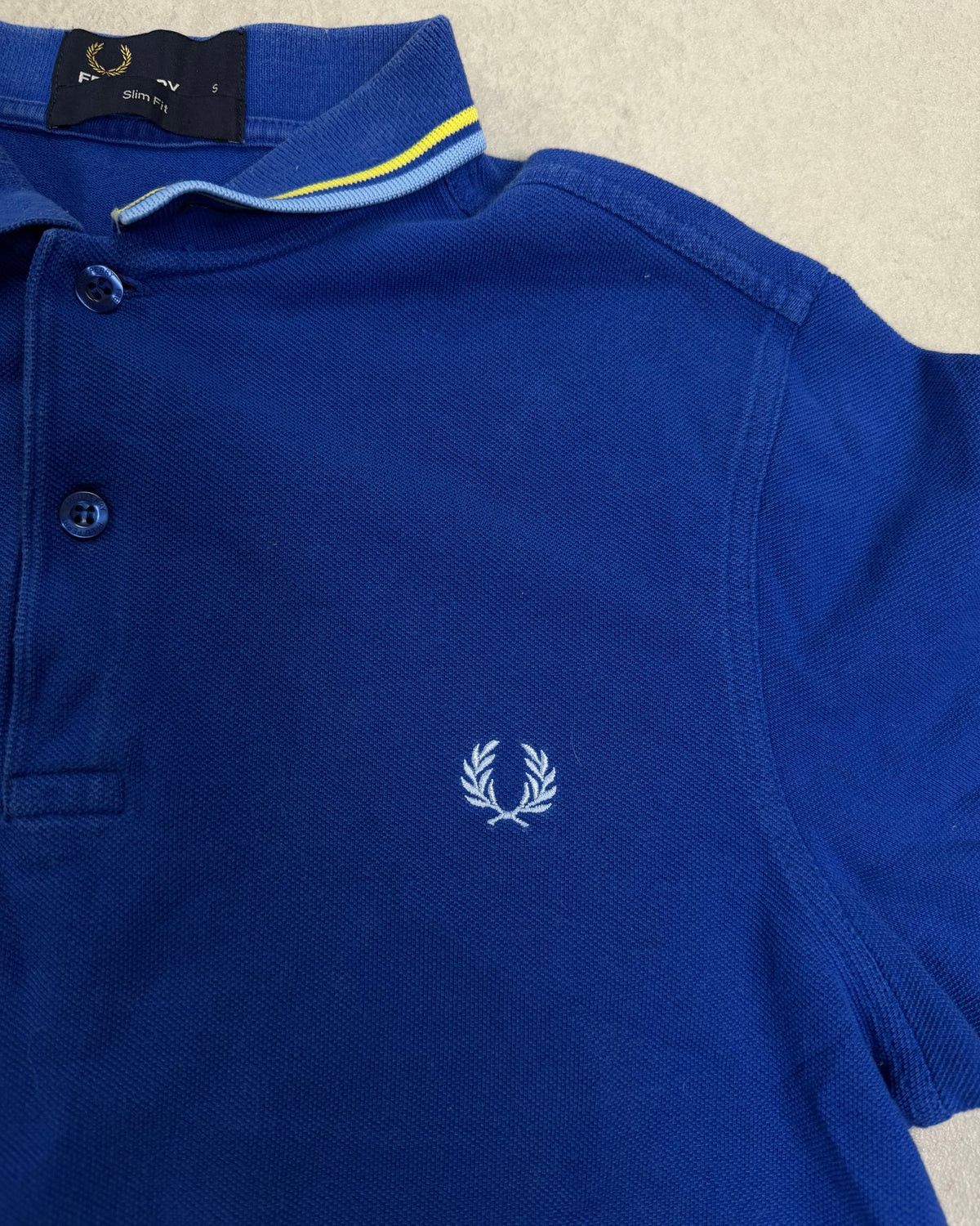Fred Perry Poloshirt Royalblau mit gelbem Tipping – Detail