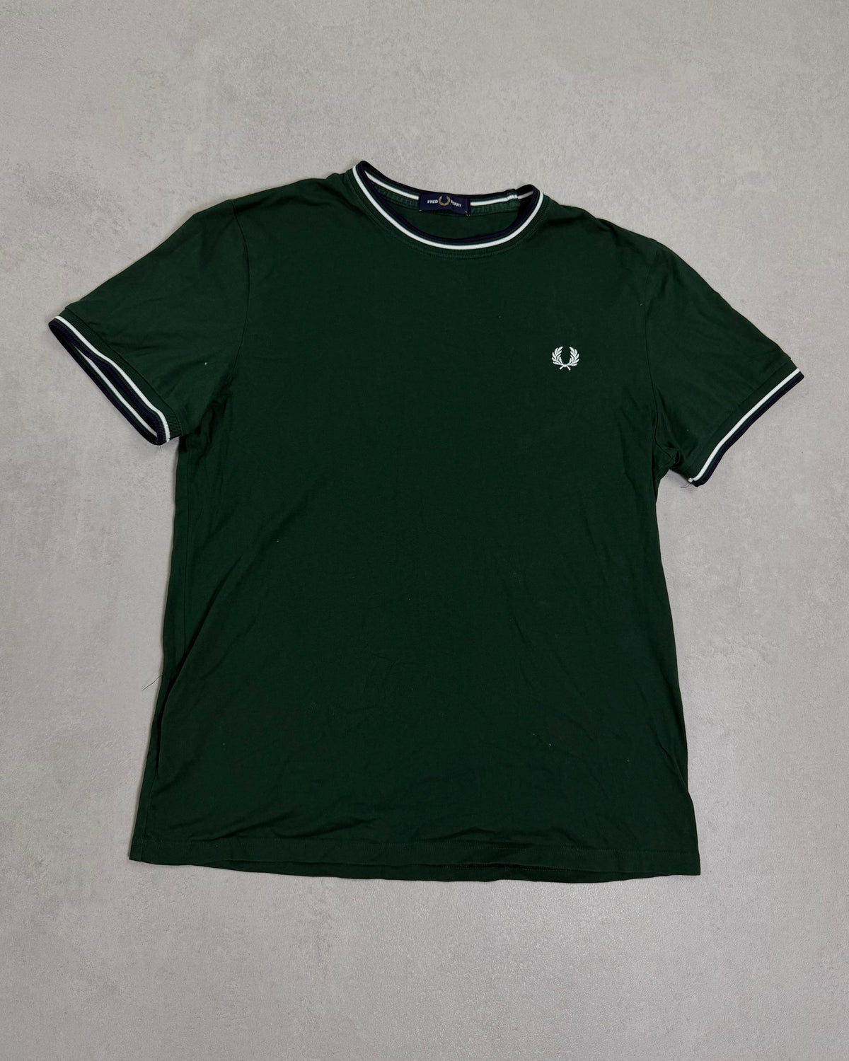Fred Perry Ringer T-Shirt Dunkelgrün mit Twin Tipping – Vorderseite