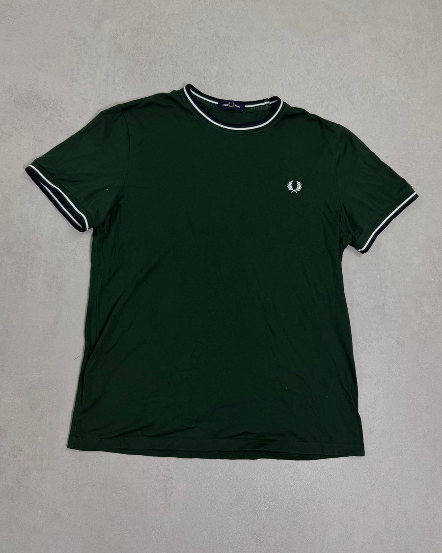 Fred Perry Ringer T-Shirt Dunkelgrün mit Twin Tipping – Vorderseite
