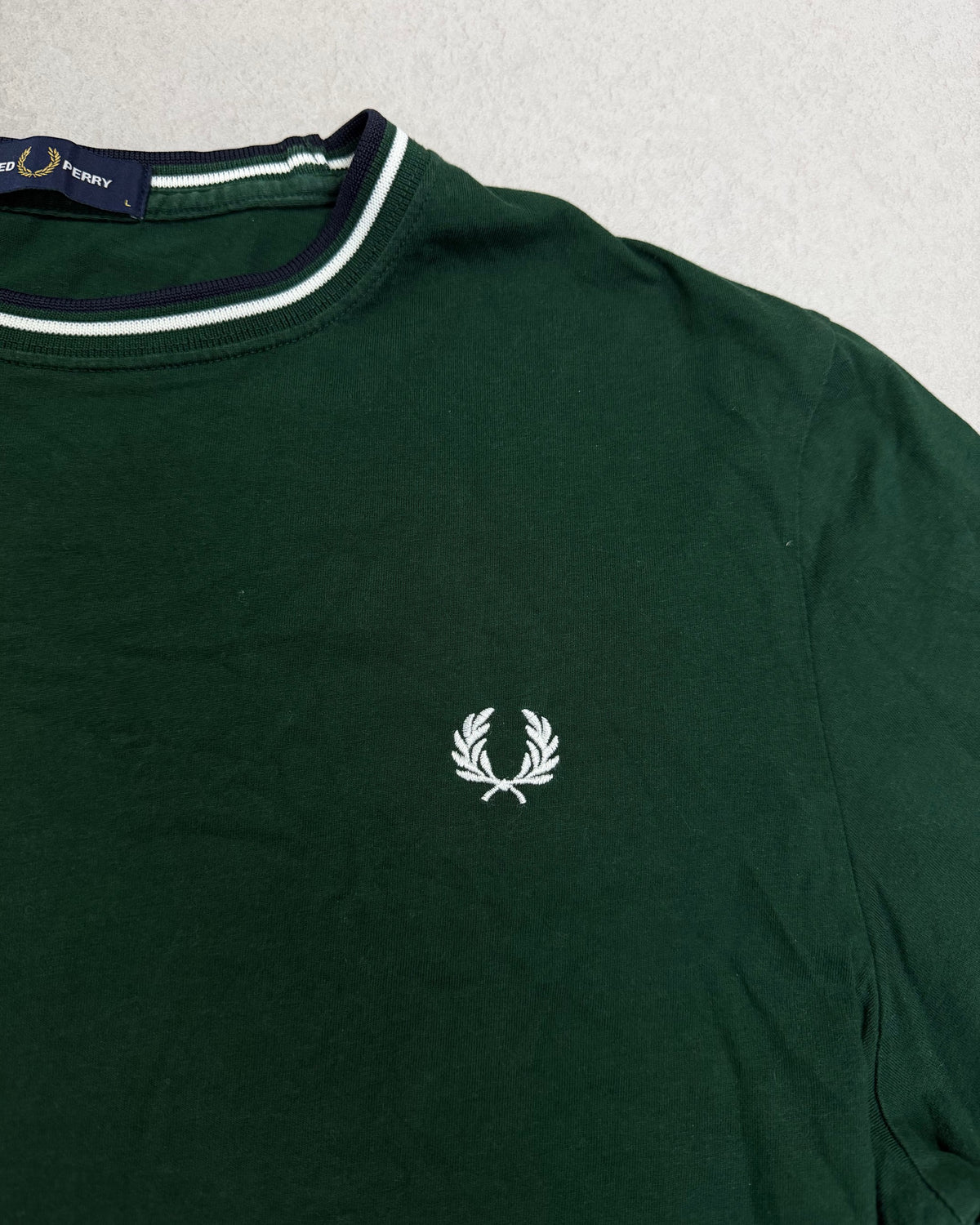 Fred Perry Ringer T-Shirt Dunkelgrün mit Twin Tipping – Detail