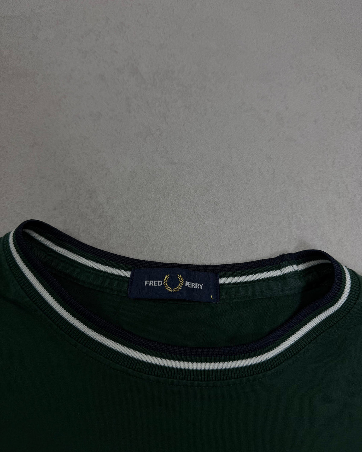 Fred Perry Ringer T-Shirt Dunkelgrün mit Twin Tipping – Etikett