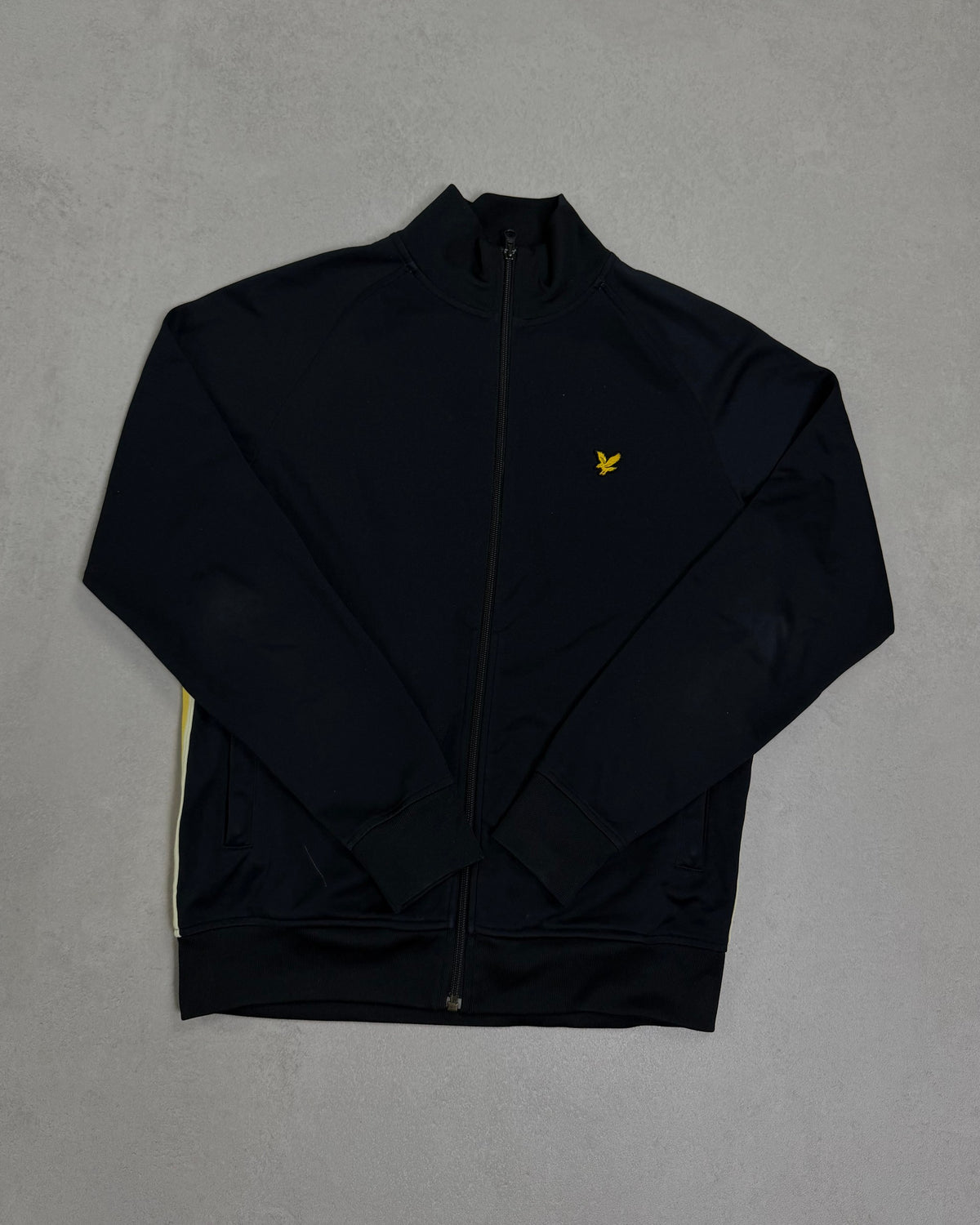 Lyle & Scott Trainingsjacke Schwarz mit gelben Seitenstreifen – Vorderseite