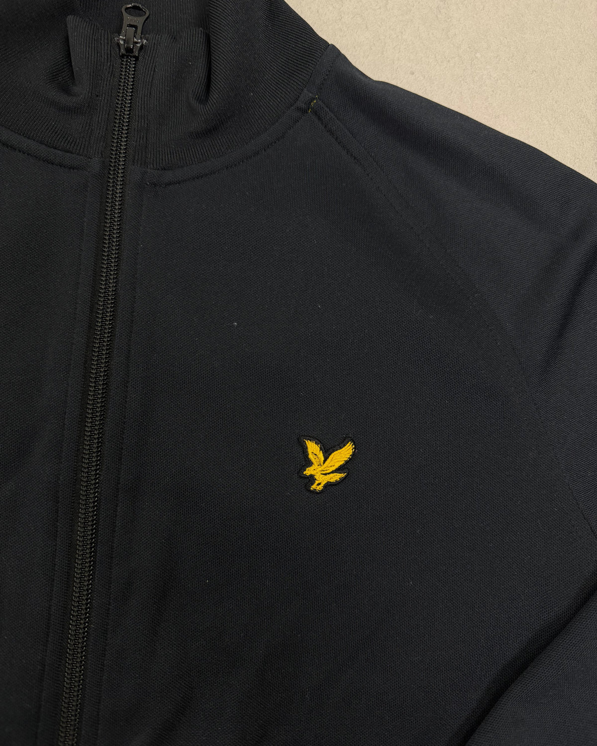 Lyle & Scott Trainingsjacke Schwarz mit gelben Seitenstreifen – Detail