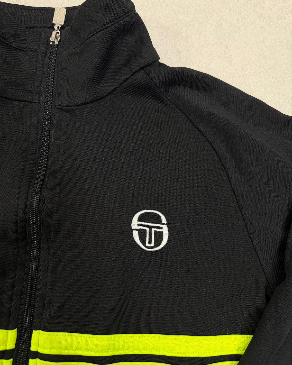 Sergio Tacchini Trainingsjacke Schwarz mit neongelben Streifen – Detail