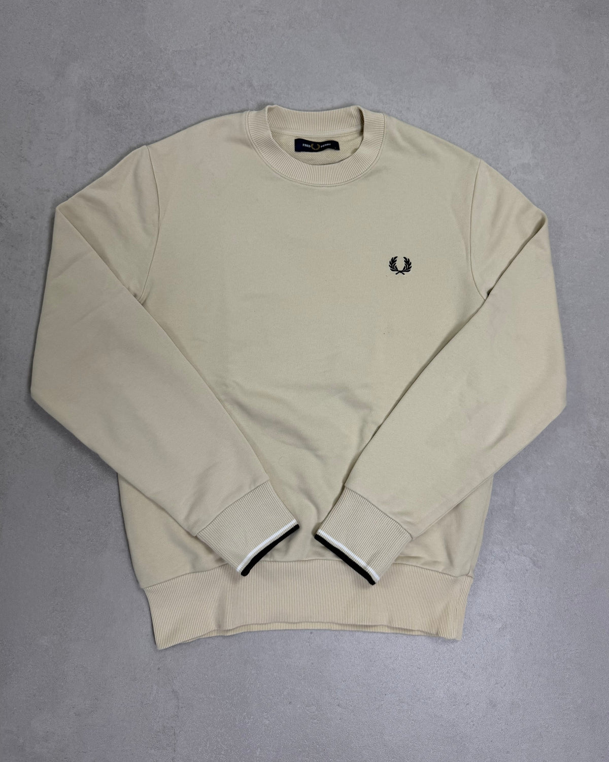 Fred Perry Pullover Creme mit schwarzem Lorbeerkranz – Vorderseite