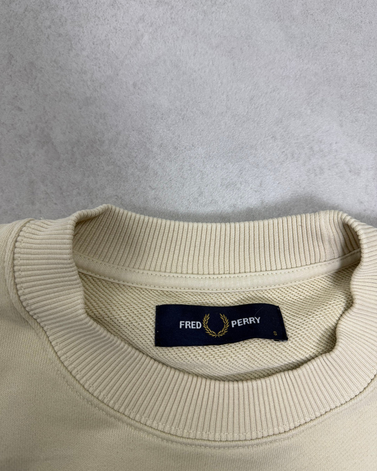 Fred Perry Pullover Creme mit schwarzem Lorbeerkranz – Etikett