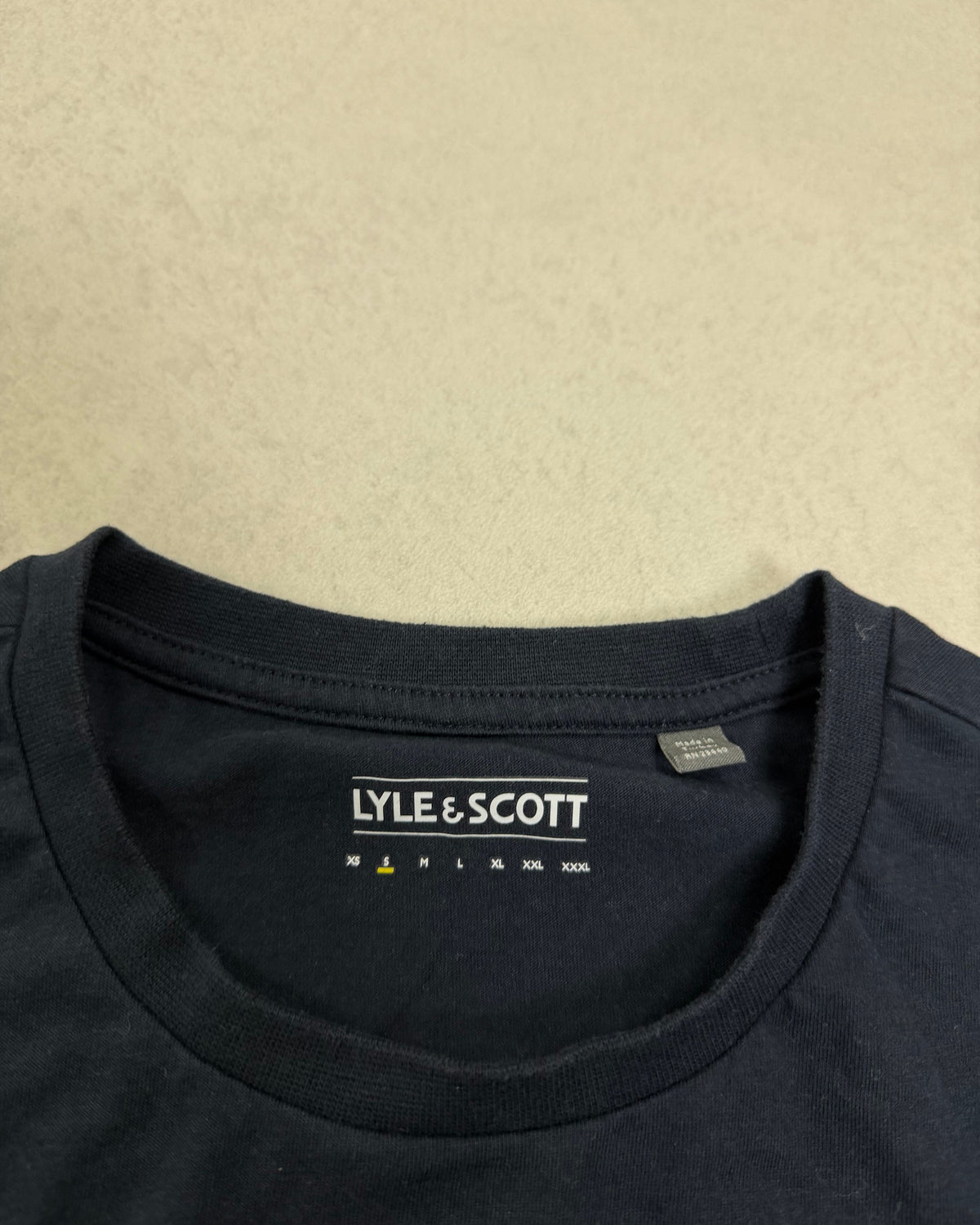 Lyle & Scott T-Shirt Schwarz mit Adler – Etikett