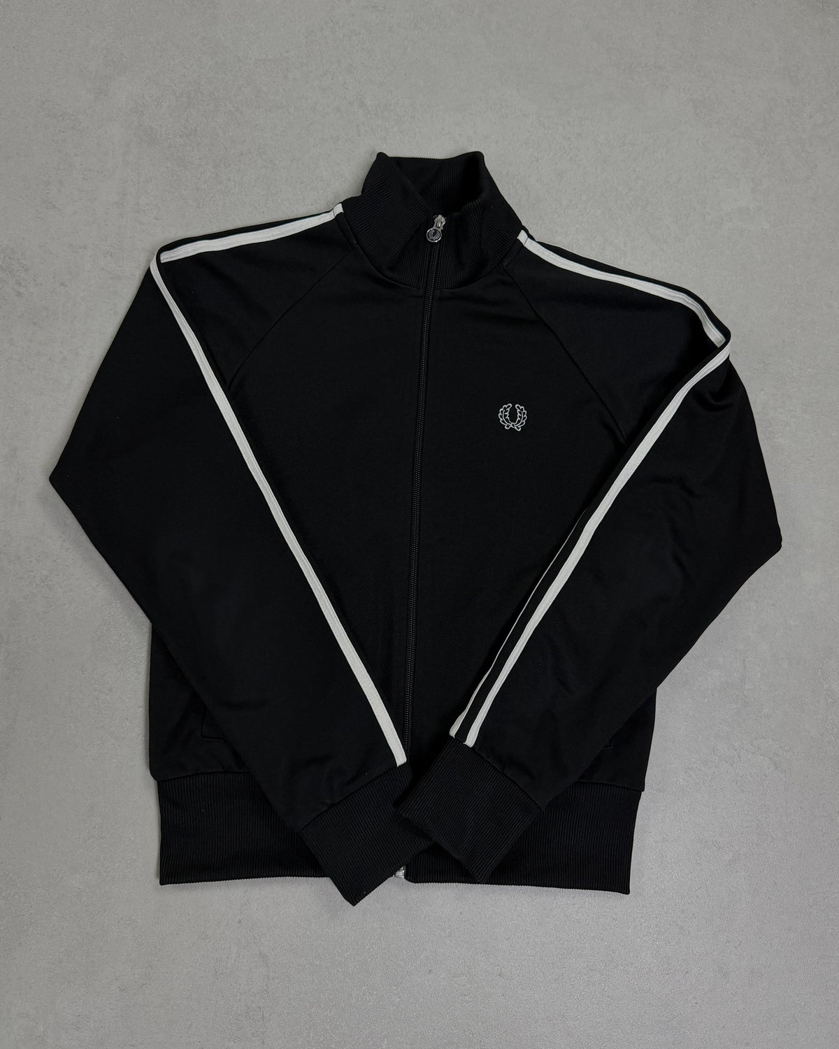 Fred Perry Damen-Trainingsjacke Schwarz mit weißen Streifen – Vorderseite
