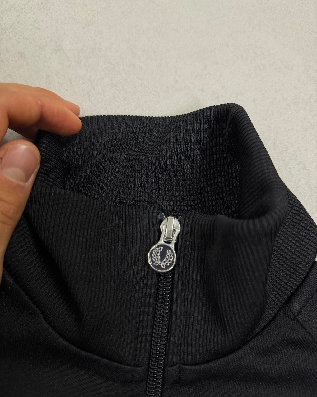 Fred Perry Damen-Trainingsjacke Schwarz mit weißen Streifen – Detail