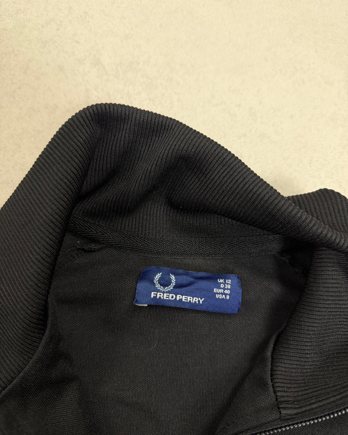 Fred Perry Damen-Trainingsjacke Schwarz mit weißen Streifen – Etikett