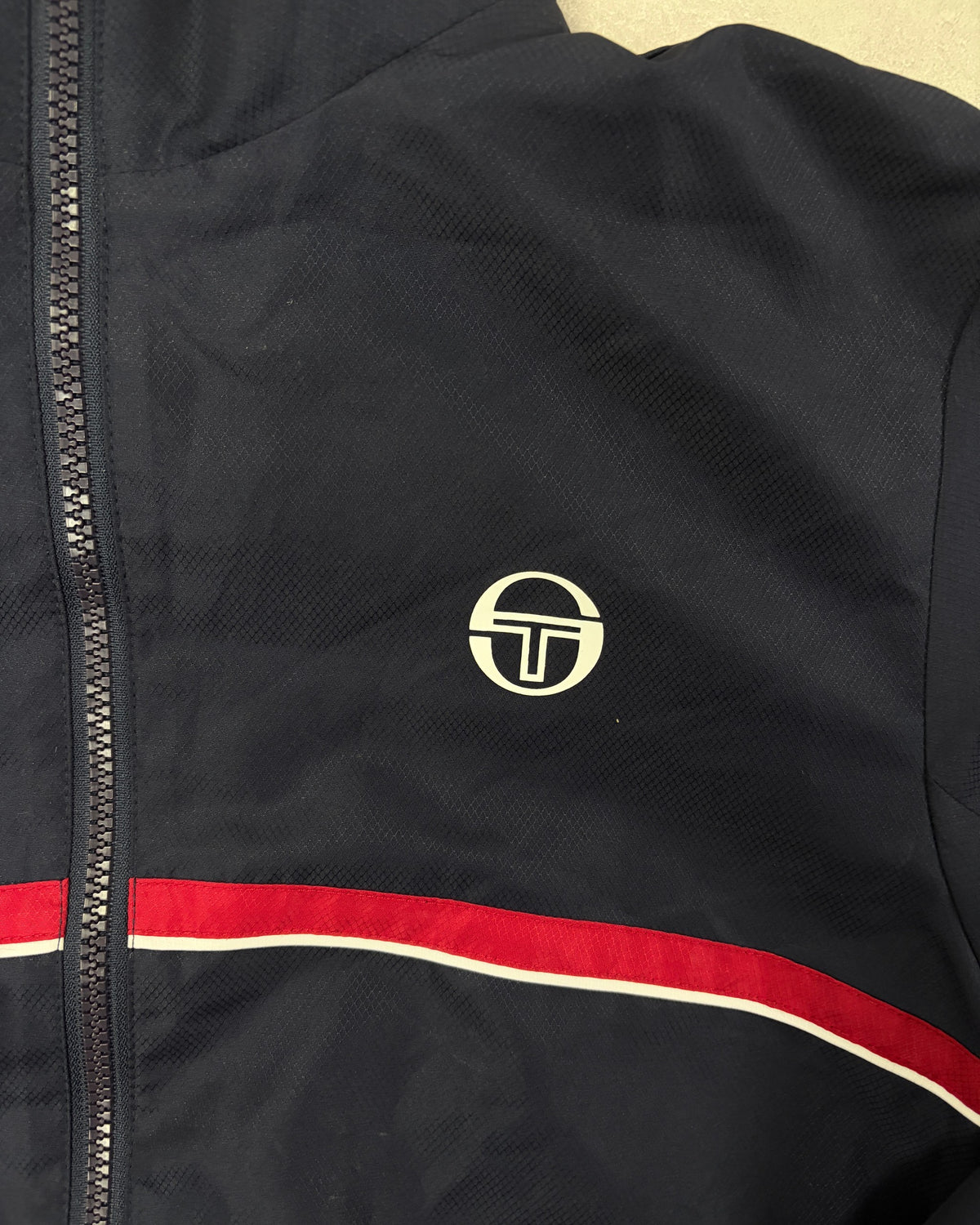 Sergio Tacchini Trainingsjacke Navy mit roten Streifen – Detail
