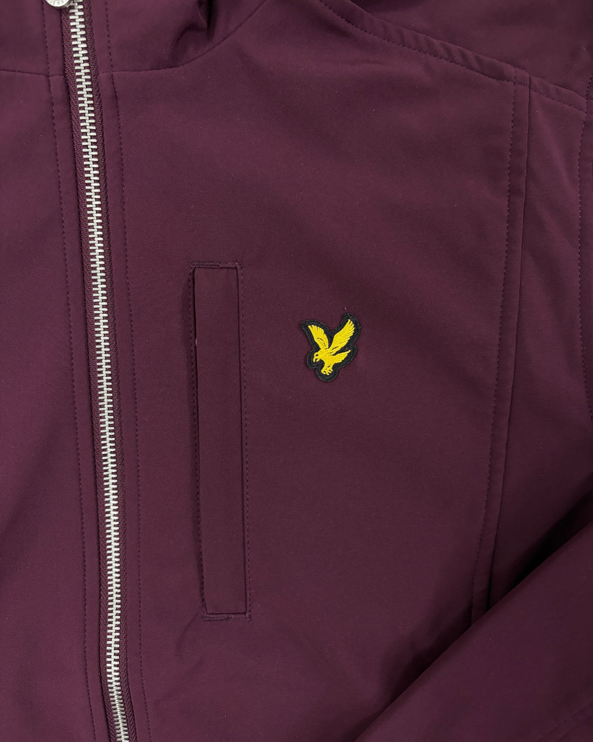 Lyle & Scott Zip-Hoodie Bordeaux mit Adler – Detail